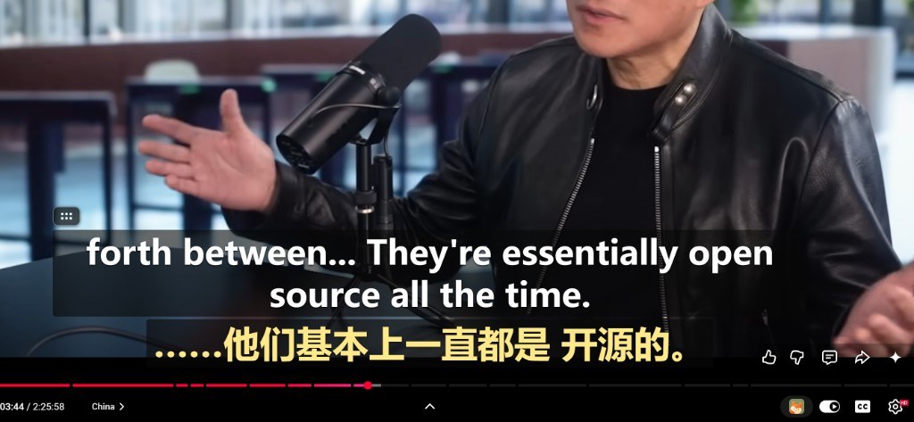 播放器底部英中双语字幕：原文白色，译文金色；控制栏里有狐狸开关。